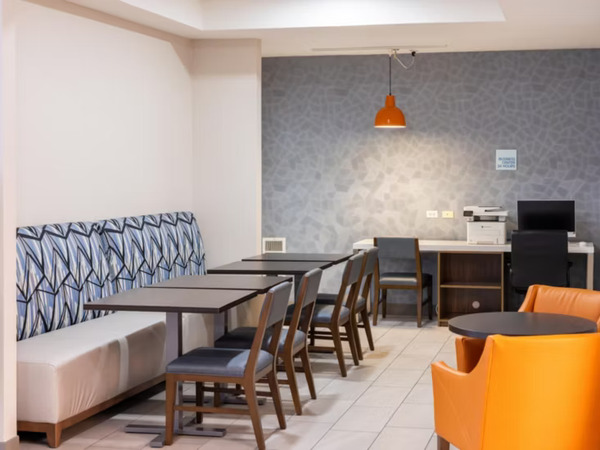 Holiday Inn Express & Suites Wichita Airport