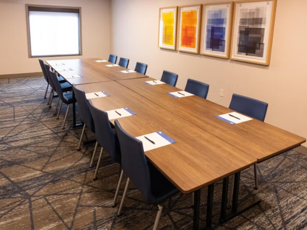 Holiday Inn Express & Suites Wichita Airport