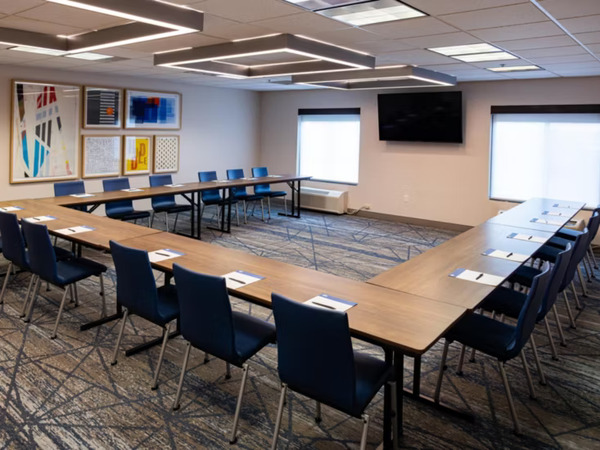 Holiday Inn Express & Suites Wichita Airport