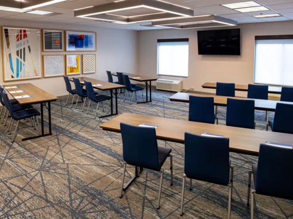 Holiday Inn Express & Suites Wichita Airport