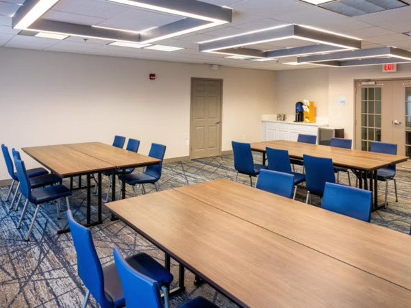 Holiday Inn Express & Suites Wichita Airport