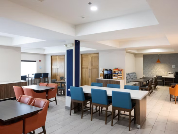 Holiday Inn Express & Suites Wichita Airport