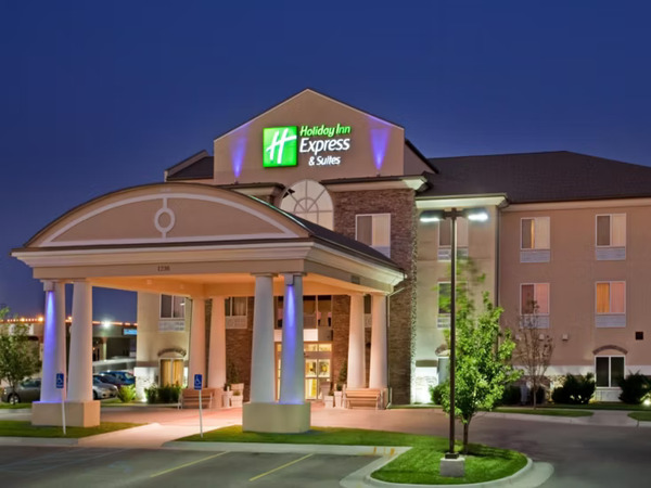 Holiday Inn Express & Suites Wichita Airport