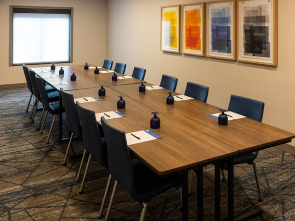 Holiday Inn Express & Suites Wichita Airport