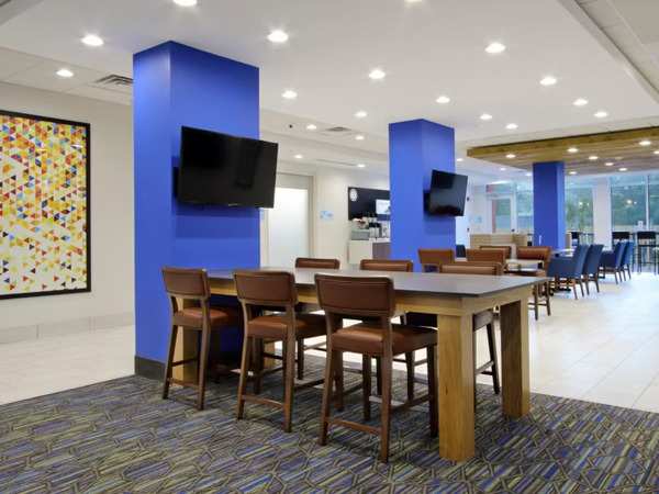 Holiday Inn Express & Suites Columbus North