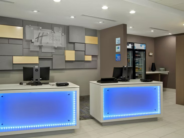 Holiday Inn Express & Suites Columbus North