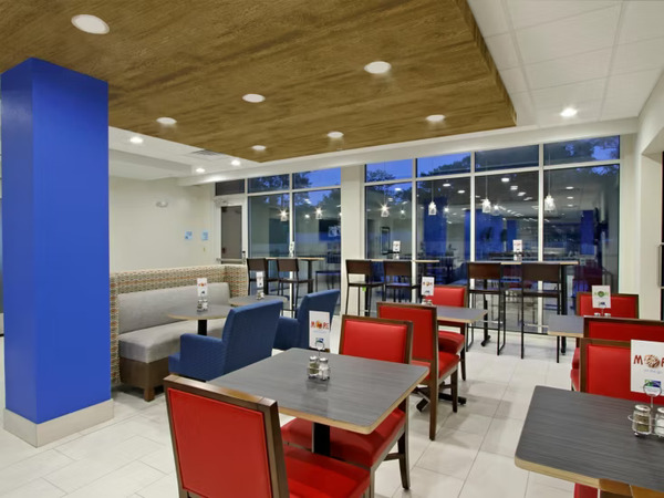 Holiday Inn Express & Suites Columbus North