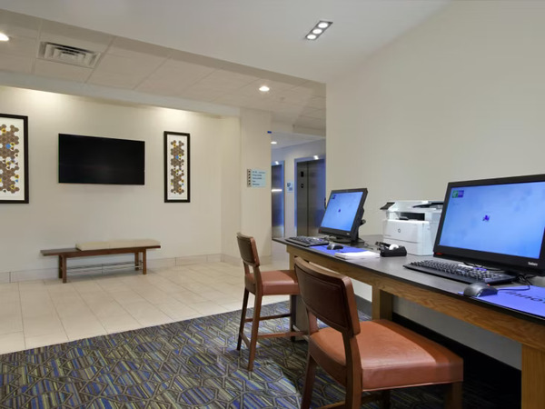 Holiday Inn Express & Suites Columbus North