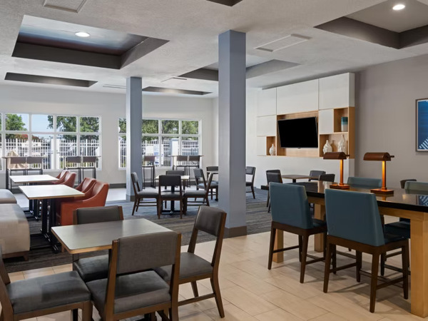Holiday Inn Express & Suites St. Petersburg North I-275