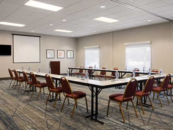 Holiday Inn Express & Suites St. Petersburg North I-275