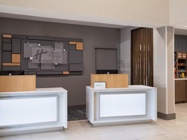 Holiday Inn Express & Suites St. Petersburg North I-275