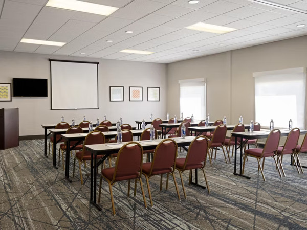 Holiday Inn Express & Suites St. Petersburg North I-275