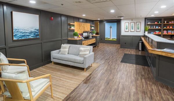 Commodore Perry Inn And Business Center