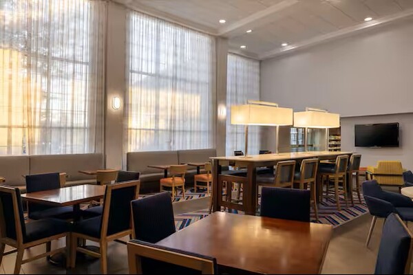 Hampton Inn & Suites Williamsburg Square