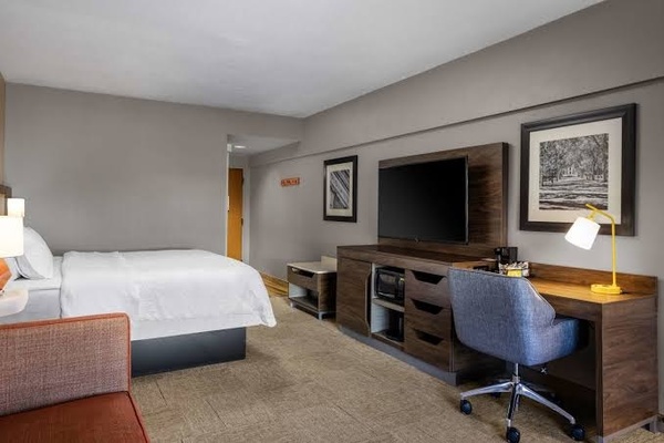 Hampton Inn & Suites Williamsburg Square