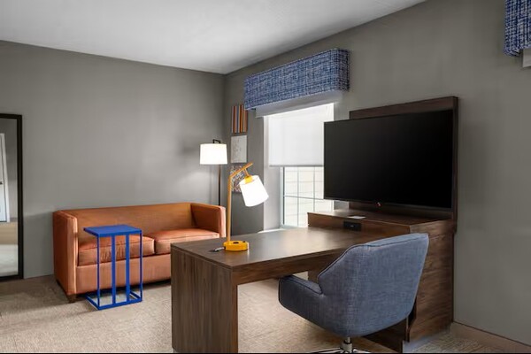 Hampton Inn & Suites Williamsburg Square