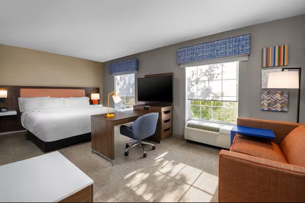 Hampton Inn & Suites Williamsburg Square