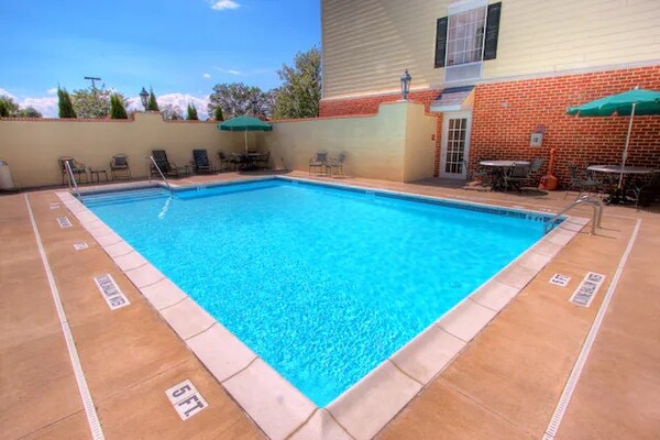 Hampton Inn & Suites Williamsburg Square