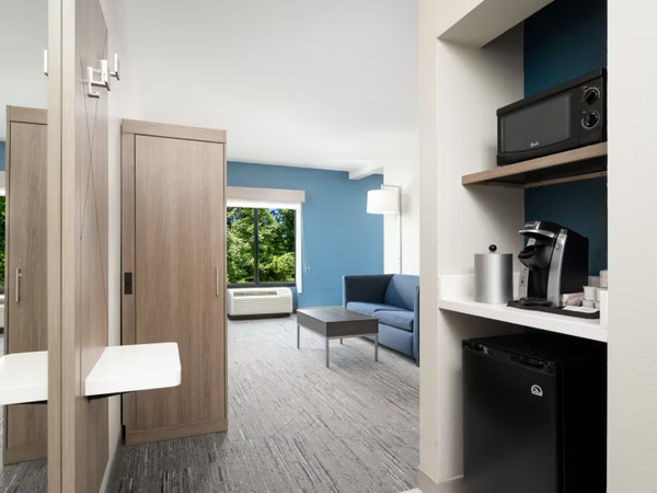 Holiday Inn Express & Suites Newport South