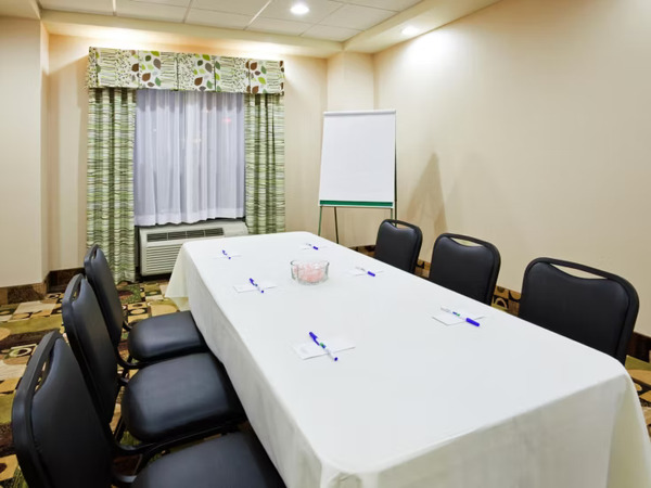 Holiday Inn Express & Suites Newport South