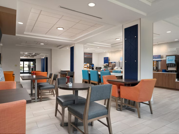 Holiday Inn Express & Suites Newport South