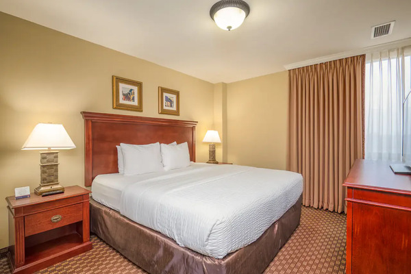 Clarion Collection Hotel Arlington Court Suites