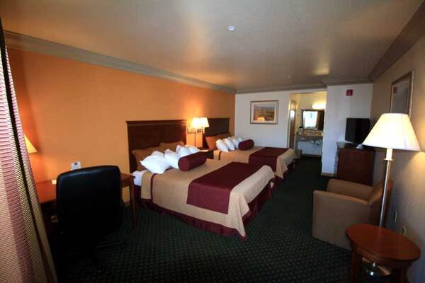 Cloverdale Wine Country Inn and Suites