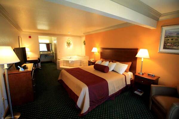Cloverdale Wine Country Inn and Suites
