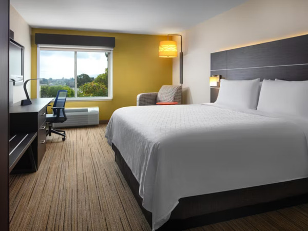 Holiday Inn Express & Suites Belmont