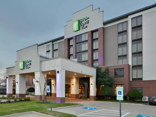 Holiday Inn Express & Suites Irving Conv Ctr - Las Colinas