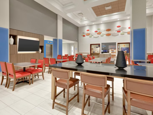 Holiday Inn Express & Suites Irving Conv Ctr - Las Colinas