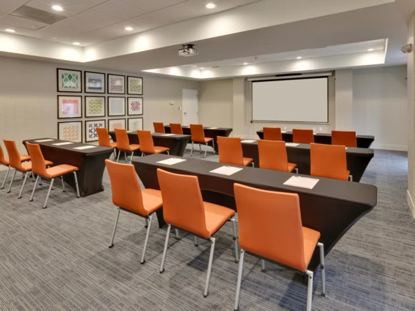 Holiday Inn Express & Suites Irving Conv Ctr - Las Colinas