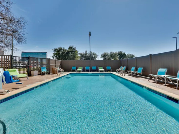 Holiday Inn Express & Suites Irving Conv Ctr - Las Colinas