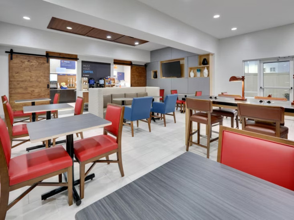 Holiday Inn Express & Suites Cleburne