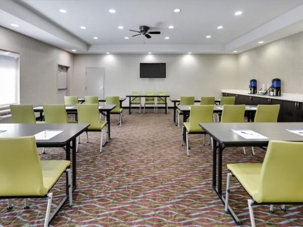 Holiday Inn Express & Suites Cleburne