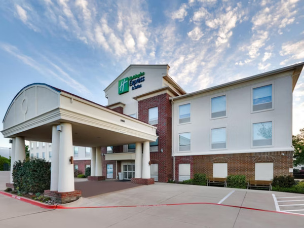 Holiday Inn Express & Suites Cleburne