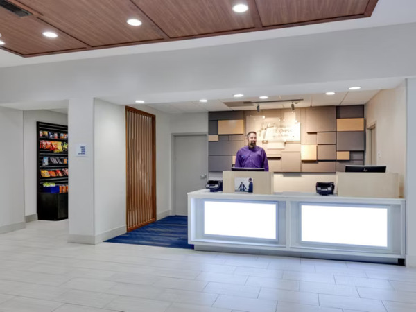 Holiday Inn Express & Suites Cleburne