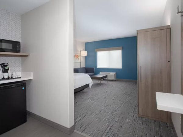 Holiday Inn Express & Suites Cleburne