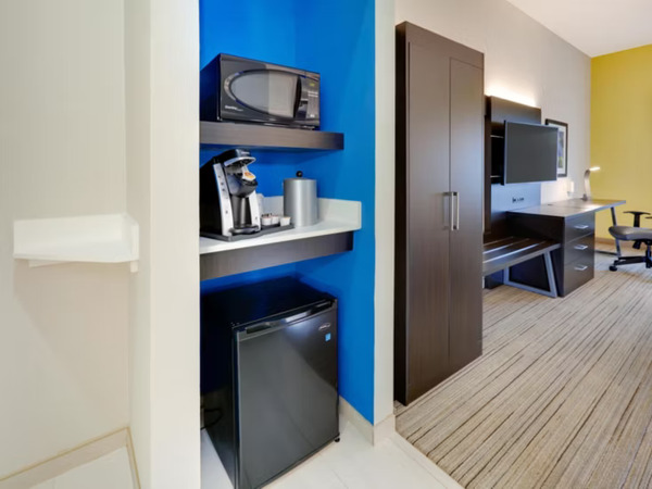 Holiday Inn Express & Suites Cleburne