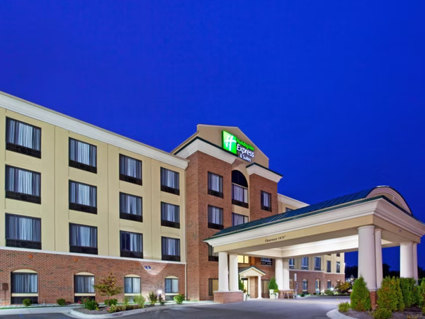 Holiday Inn Express & Suites Detroit - Utica