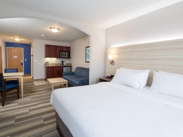 Holiday Inn Express & Suites Detroit - Utica