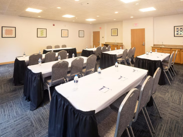 Holiday Inn Express & Suites Detroit - Utica