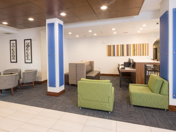 Holiday Inn Express & Suites Detroit - Utica