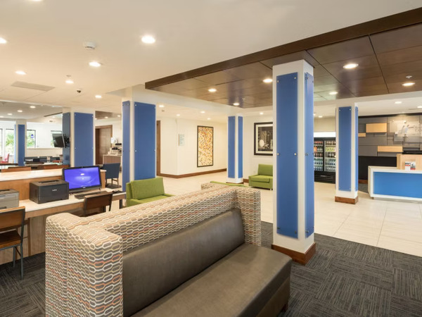 Holiday Inn Express & Suites Detroit - Utica