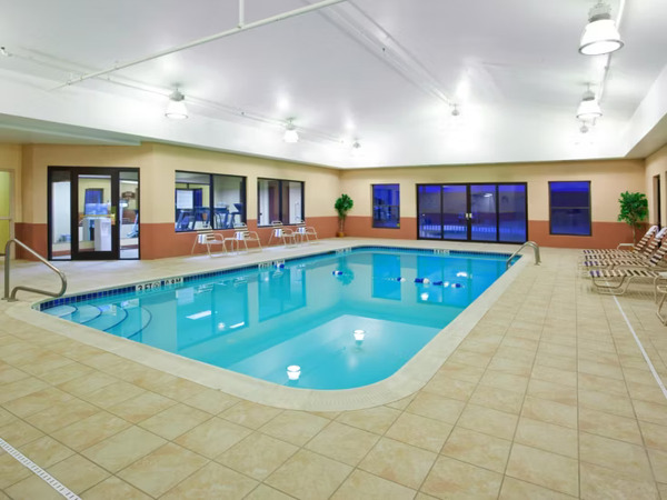 Holiday Inn Express & Suites Cleveland-Streetsboro