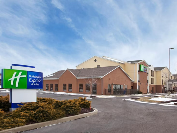 Holiday Inn Express & Suites Cleveland-Streetsboro