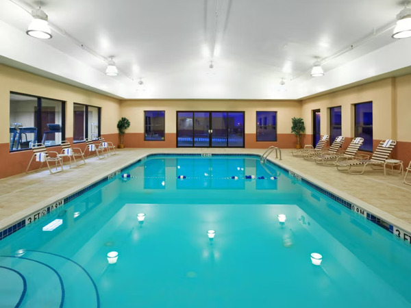 Holiday Inn Express & Suites Cleveland-Streetsboro