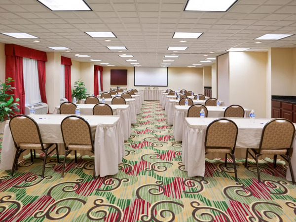 Holiday Inn Express & Suites Cleveland-Streetsboro