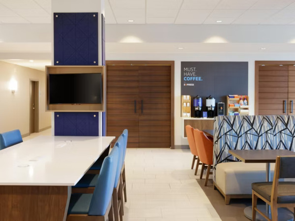 Holiday Inn Express & Suites Cleveland-Streetsboro