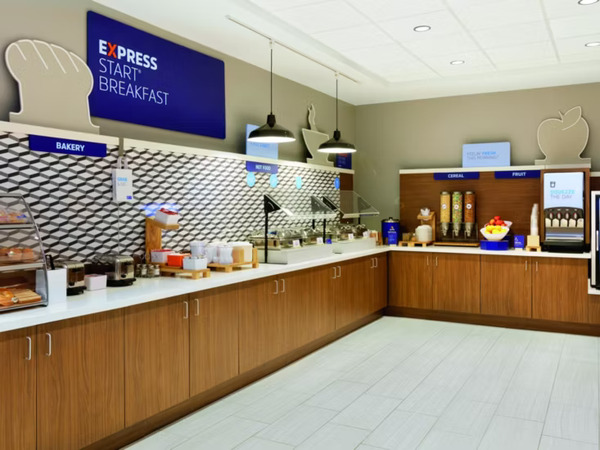 Holiday Inn Express & Suites Cleveland-Streetsboro